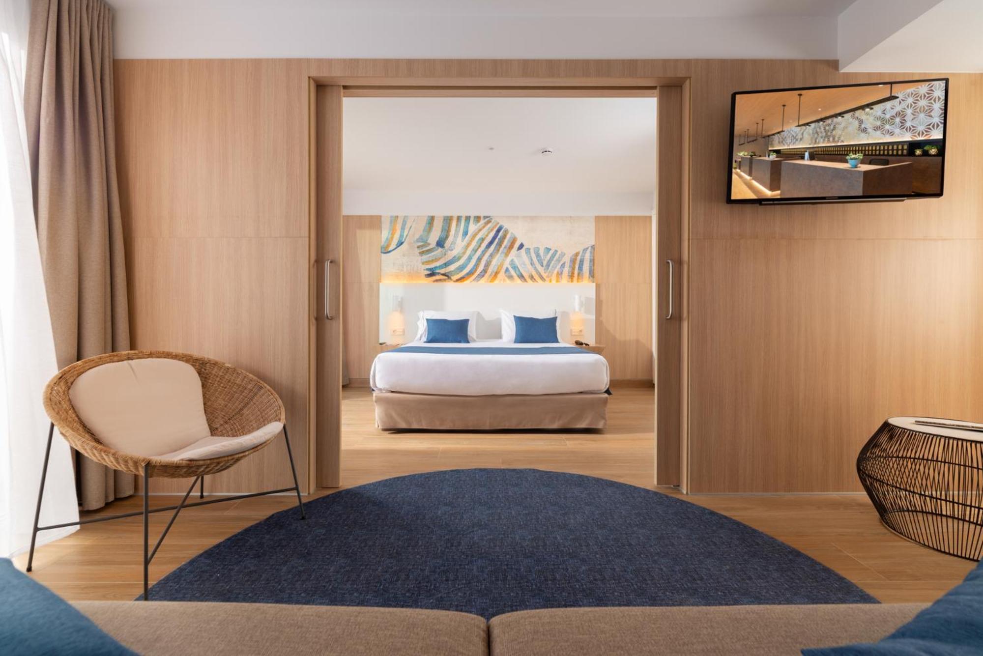 Suite Familiare con Vista Piscina (2 Adulti + 2 Bambini)
